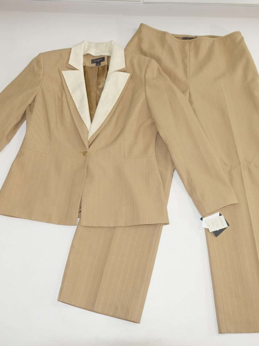 Liz Claiborne Womens Pant Suit Size 16 NWT Light Brown Striped Detachable Collar